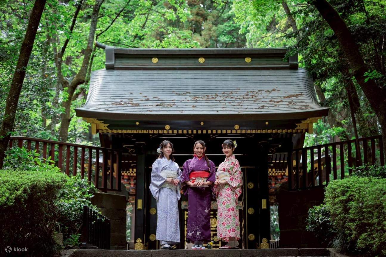 기모노를 입고 화려한 즈이호덴 묘당을 탐험해보세요